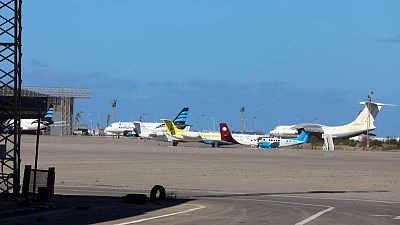 استئناف الملاحة الجوية بمطار معيتيقة في طرابلس بعد توقفها عقب ضربة جوية