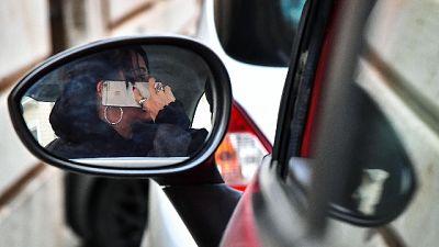 Si fa selfie a guida e a stop morde Cc Si fa selfie a guida e a stop morde Cc