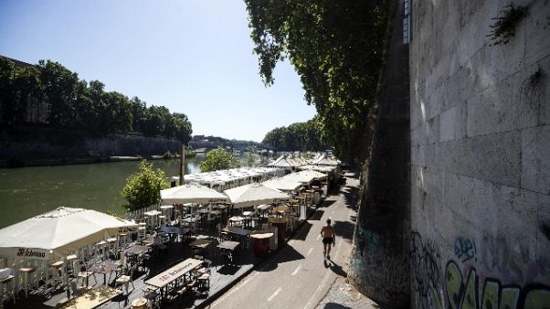 Si stacca ramo,travolge famiglia,feriti Si stacca ramo,travolge famiglia,feriti