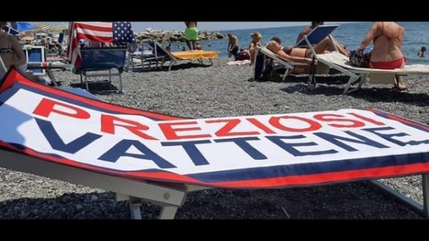 Tifosi Genoa,telo mare 'Preziosi Vattene Tifosi Genoa,telo mare 'Preziosi Vattene