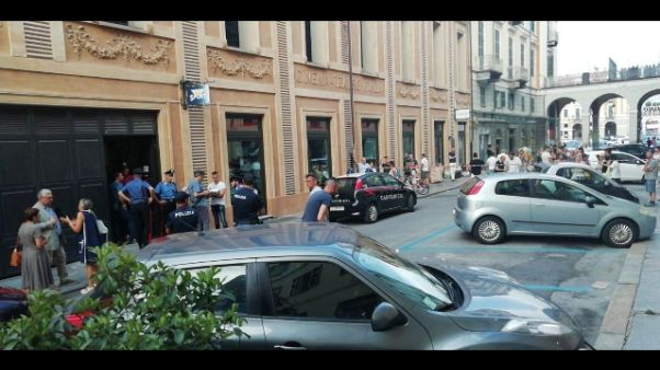 Uccide negoziante e si spara a Cuneo Uccide negoziante e si spara a Cuneo