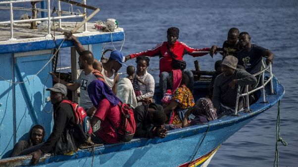 Lampedusa, secondo sbarco in poche ore Lampedusa, secondo sbarco in poche ore