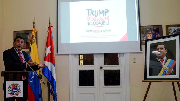 فنزويلا تقول العقوبات الأمريكية أضرت بإعادة تمويل الديون ومبيعات النفط فنزويلا تقول العقوبات الأمريكية أضرت بإعادة تمويل الديون ومبيعات النفط