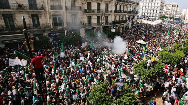 Algerian protesters keep up pressure on country's rulers Algerian protesters keep up pressure on country's rulers