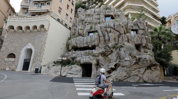 مهندسان ينحتان فيلا "صديقة للبيئة" داخل صخرة في موناكو مهندسان ينحتان فيلا "صديقة للبيئة" داخل صخرة في موناكو