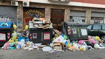 Ancora roghi di cassonetti a Roma Ancora roghi di cassonetti a Roma