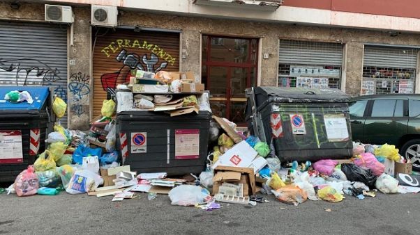 Ancora roghi di cassonetti a Roma Ancora roghi di cassonetti a Roma