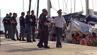 سفينة لإنقاذ المهاجرين ترسو في ميناء لامبيدوسا الإيطالي سفينة لإنقاذ المهاجرين ترسو في ميناء لامبيدوسا الإيطالي
