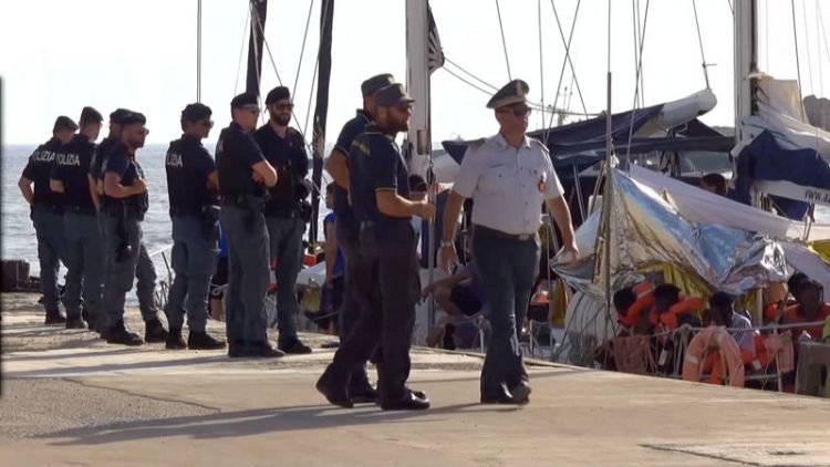 سفينة لإنقاذ المهاجرين ترسو في ميناء لامبيدوسا الإيطالي
