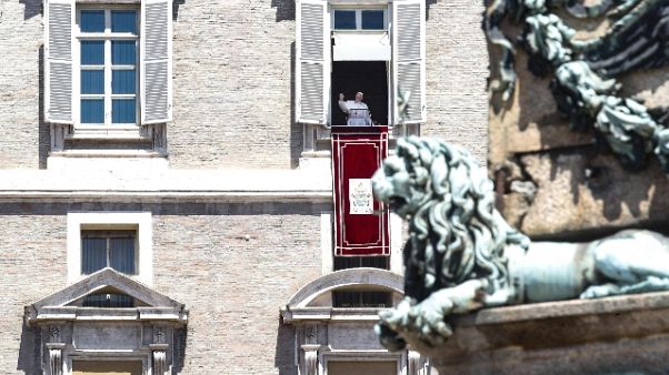 Papa: per migranti corridoi umanitari Papa: per migranti corridoi umanitari
