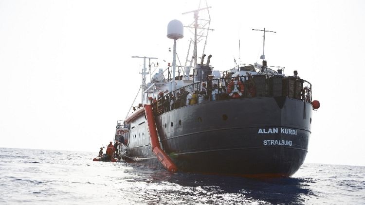 Migranti: 3 collassati su Alan Kurdi