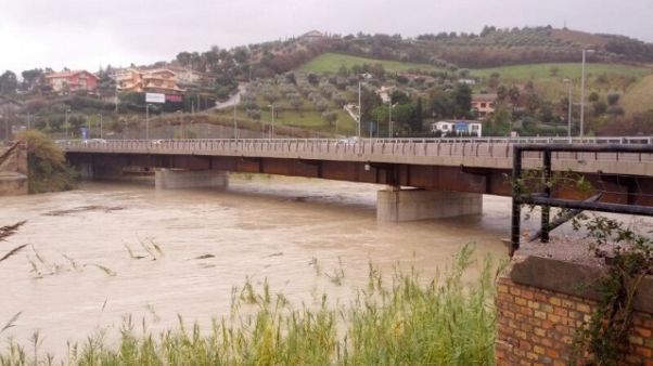 Cadavere in fiume, forse incidente pesca Cadavere in fiume, forse incidente pesca