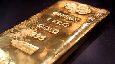 الذهب يتراجع مع انحسار التوقعات بخفض كبير للفائدة