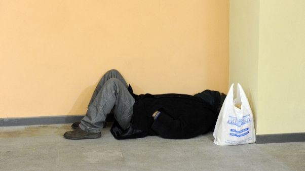 Bruciato dopo pestaggio, grave straniero Bruciato dopo pestaggio, grave straniero
