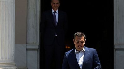 رئيس وزراء اليونان المنتهية ولايته يسلم السلطة للمحافظين