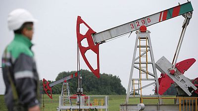 النفط يرتفع بفعل خفض الإمدادات وتوترات الشرق الأوسط
