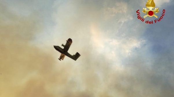 Incendi nel Catanese, Canadair in azione Incendi nel Catanese, Canadair in azione