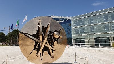 Disco A.Pomodoro davanti Regione Puglia Disco A.Pomodoro davanti Regione Puglia