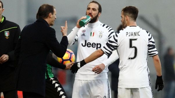 Raduno Juve, tifosi acclamano Higuain Raduno Juve, tifosi acclamano Higuain