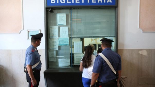 Senza biglietto aggredisce capotreno Senza biglietto aggredisce capotreno