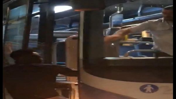 Autista bus picchia immigrato: pm indaga Autista bus picchia immigrato: pm indaga