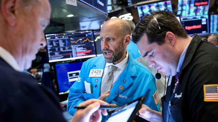 مستثمرون يسحبون أكبر صافي أصول من صناديق الأسهم الأمريكية منذ 2014