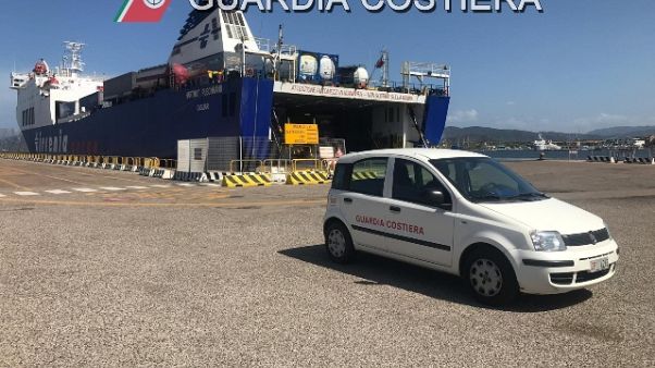 Olbia, cisterna perde acido su traghetto Olbia, cisterna perde acido su traghetto