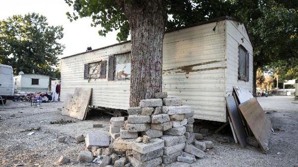 Raid in campo nomadi:arresto agricoltore Raid in campo nomadi:arresto agricoltore