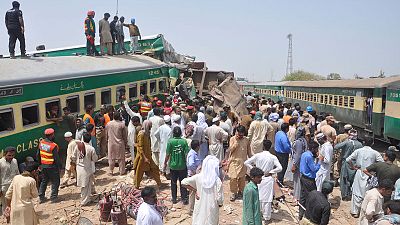 مقتل 11 وإصابة عشرات في تصادم قطارين بباكستان