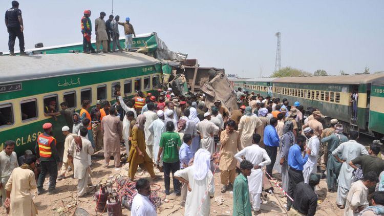 مقتل 11 وإصابة عشرات في تصادم قطارين بباكستان