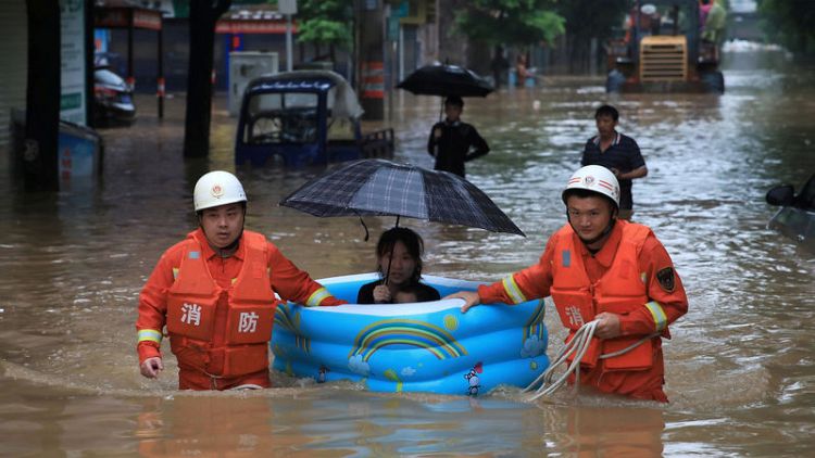 الصين تجلي 80 ألف شخص بسبب الأمطار الغزيرة والسيول