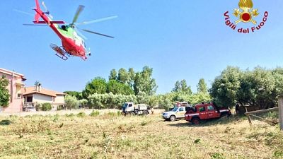 Fiamme vicino a spiaggia in Sardegna Fiamme vicino a spiaggia in Sardegna