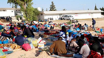 نقل المزيد من المهاجرين إلى مركز احتجاز في ليبيا استهدفته ضربة جوية