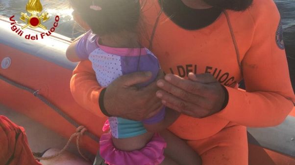 Bimba alla deriva su materassino, salva Bimba alla deriva su materassino, salva