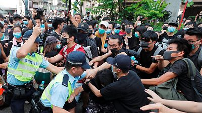 اشتباكات بين محتجين والشرطة خلال مسيرة في هونج كونج