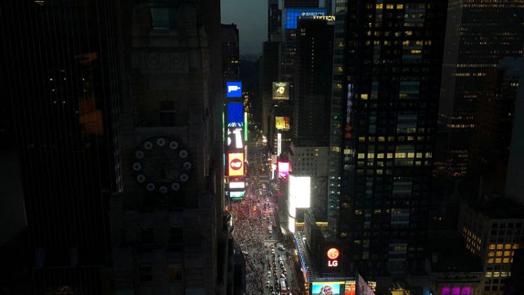 عودة الكهرباء لمعظم مناطق مانهاتن والظلام يخيم على مسارح برودواي