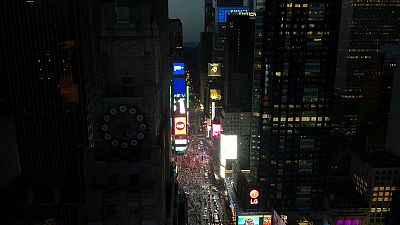 Partial blackout hits Manhattan; utility begins restoring power Partial blackout hits Manhattan; utility begins restoring power