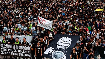 محتجو هونج كونج يصعدون الاشتباكات مع الشرطة