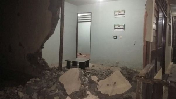 مصحح-زلزال قوته 7.3 درجة في شرق إندونيسيا ومقتل امرأة مصحح-زلزال قوته 7.3 درجة في شرق إندونيسيا ومقتل امرأة