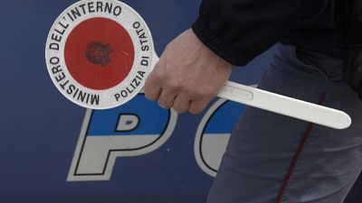 Calci su convivente e figlia, arrestato Calci su convivente e figlia, arrestato