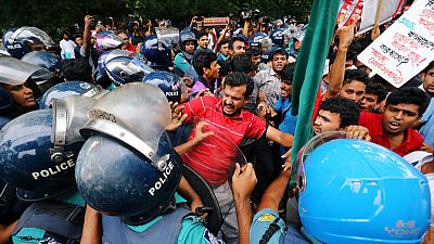 عشرات يشتبكون مع الشرطة خلال احتجاج في بنجلادش على رفع أسعار الغاز