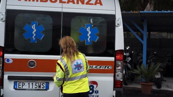 Travolta da auto mentre getta spazzatura Travolta da auto mentre getta spazzatura