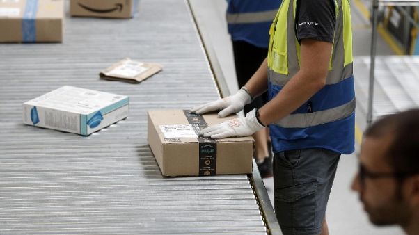 Amazon, evacuati dipendenti per incendio Amazon, evacuati dipendenti per incendio