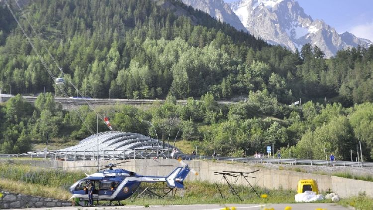 Cade per 450 mt sul Monte Bianco, morto