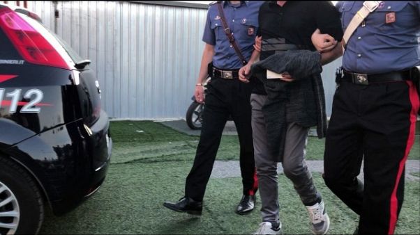 Fidanzato cerca ucciderla, arrestato Fidanzato cerca ucciderla, arrestato
