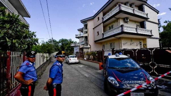 Tenta di uccidere moglie e figlia, preso Tenta di uccidere moglie e figlia, preso