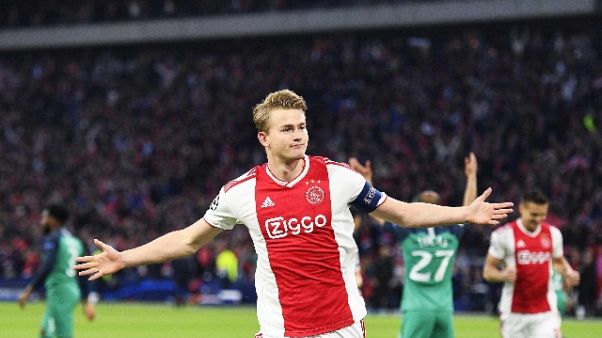 Juve: De Ligt sbarca a Torino Juve: De Ligt sbarca a Torino