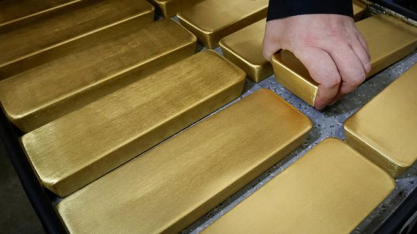 الذهب ينزل مع ارتفاع الدولار في ظل مخاوف التجارة الذهب ينزل مع ارتفاع الدولار في ظل مخاوف التجارة
