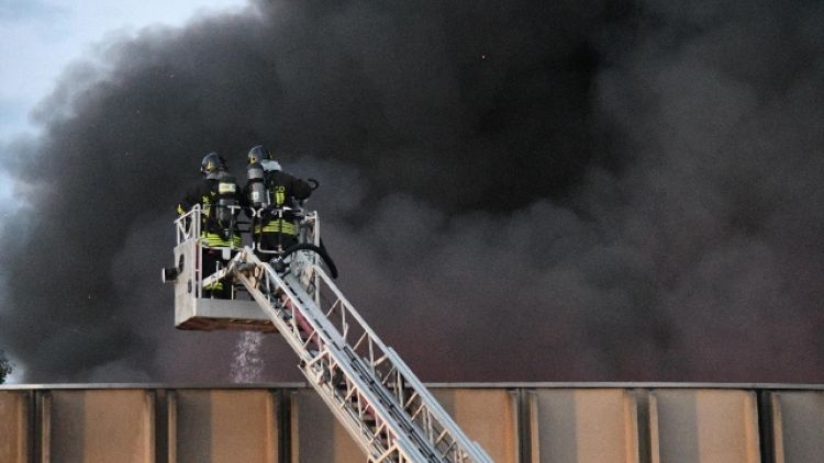 Incendio in capannone a Milano