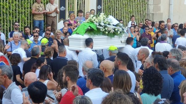 Travolto da Suv, in migliaia a funerale Travolto da Suv, in migliaia a funerale